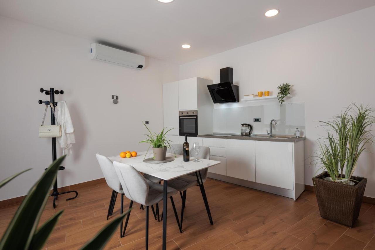 Terra 5 Deluxe Apartment On The Ground Floor With Private Parking Rijeka Exterior photo